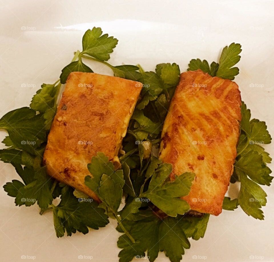 Salmon roasted with saffron 