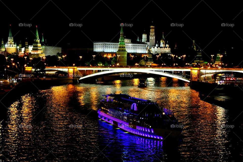 вид с моста на Кремль ночью