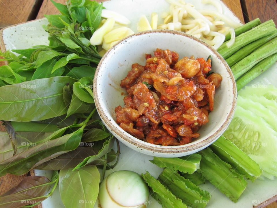 Shrimps chili sauce with fresh vegetables