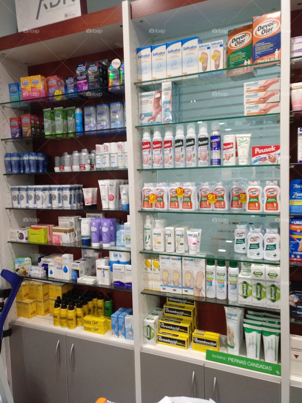 farmacia con productos bien alineados y limpia