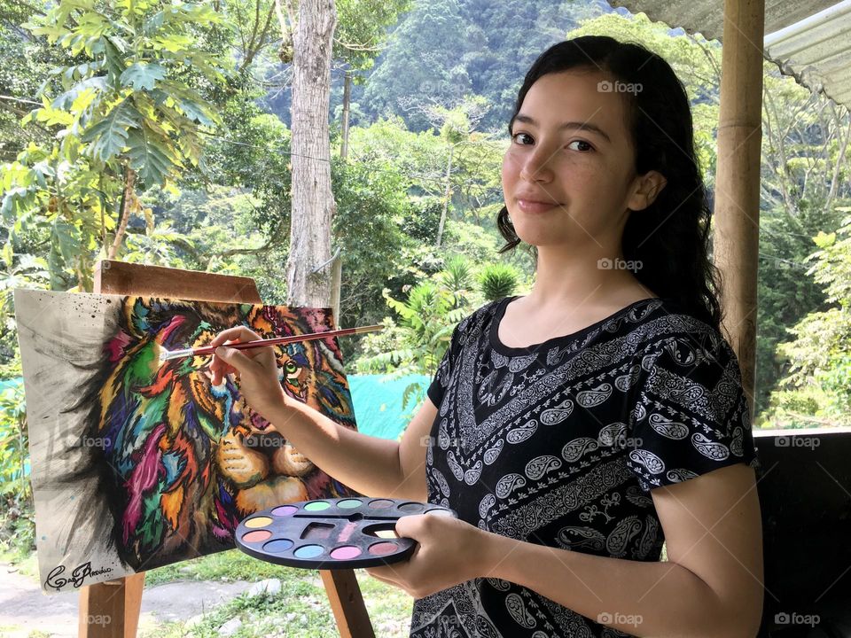 girl painting a lion paint. 