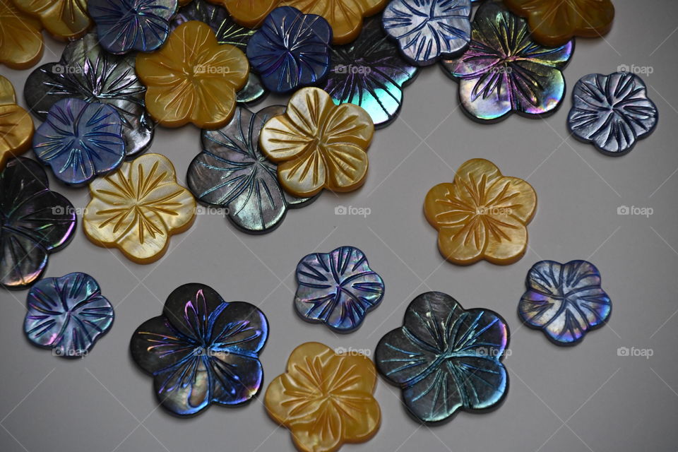 Mother-of-pearl flower crafting beads