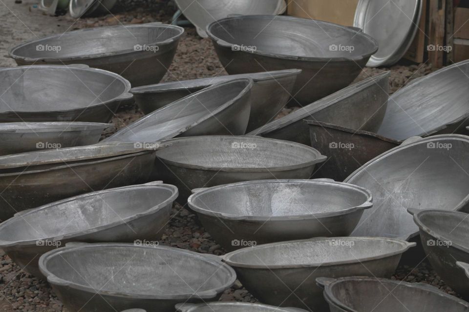 many cast-iron cauldrons in the Asian market.