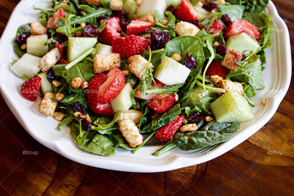 Strawberry spinach salad