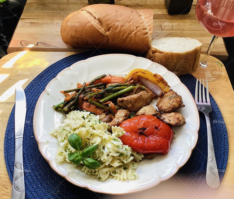 Comida típica latina ,pollo frito con verduras ,pan y moñitas con pesto recomiendo usar traductor 