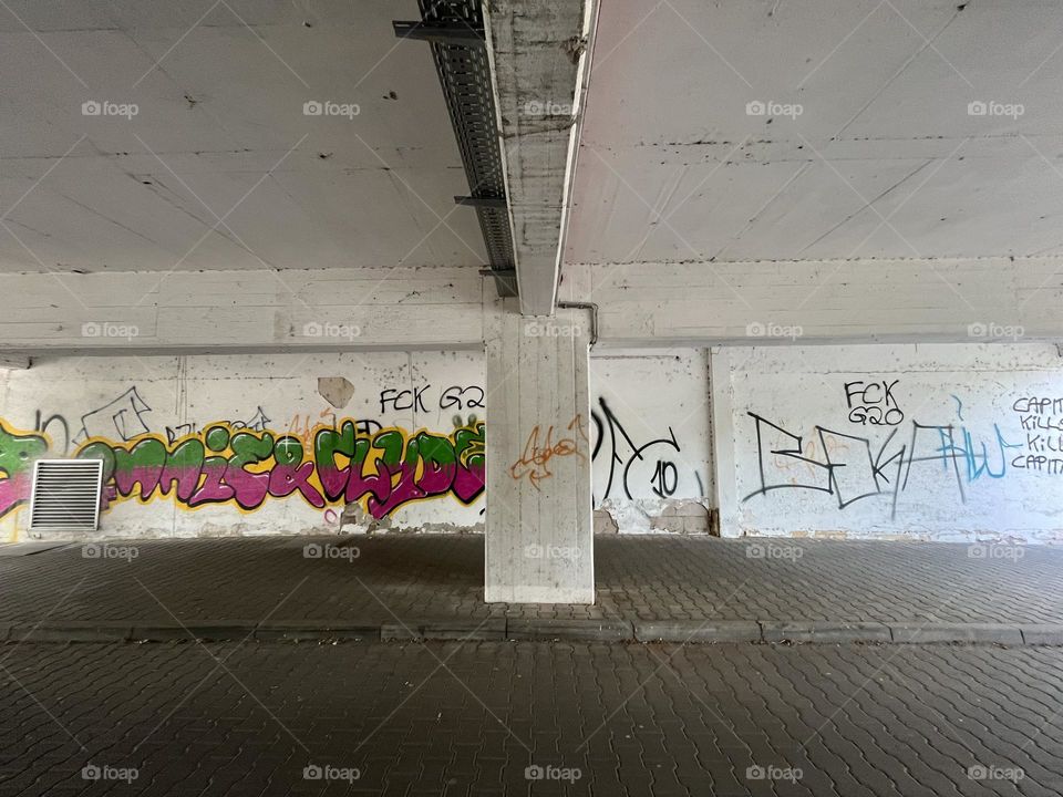 Unterführung mit Graffiti 