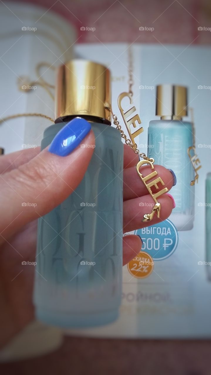 фото духов на обложке журнала