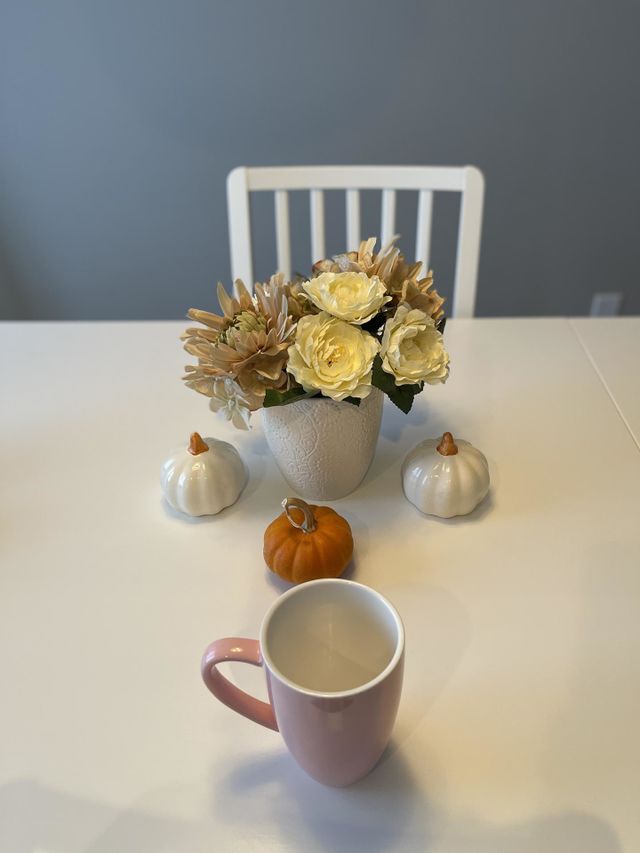 FALL/AUTUMN COFFEE MUG, FLOWERS AND PUMPKINS DISPLAY