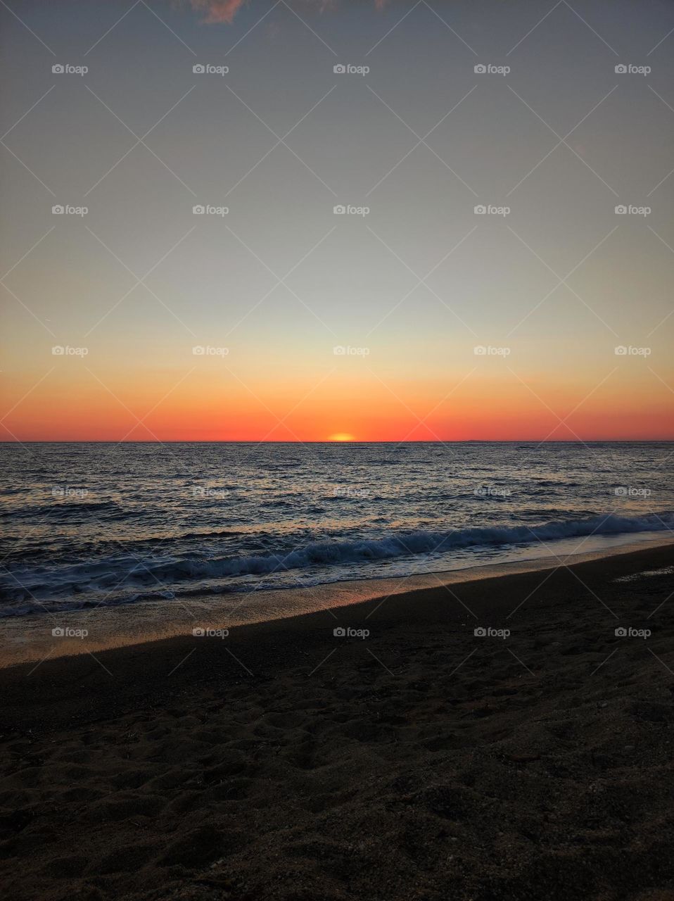 Sunset over the sea, beautiful colors🌊🧡