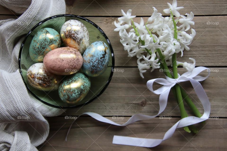 Spring decor with flowers and eggs 