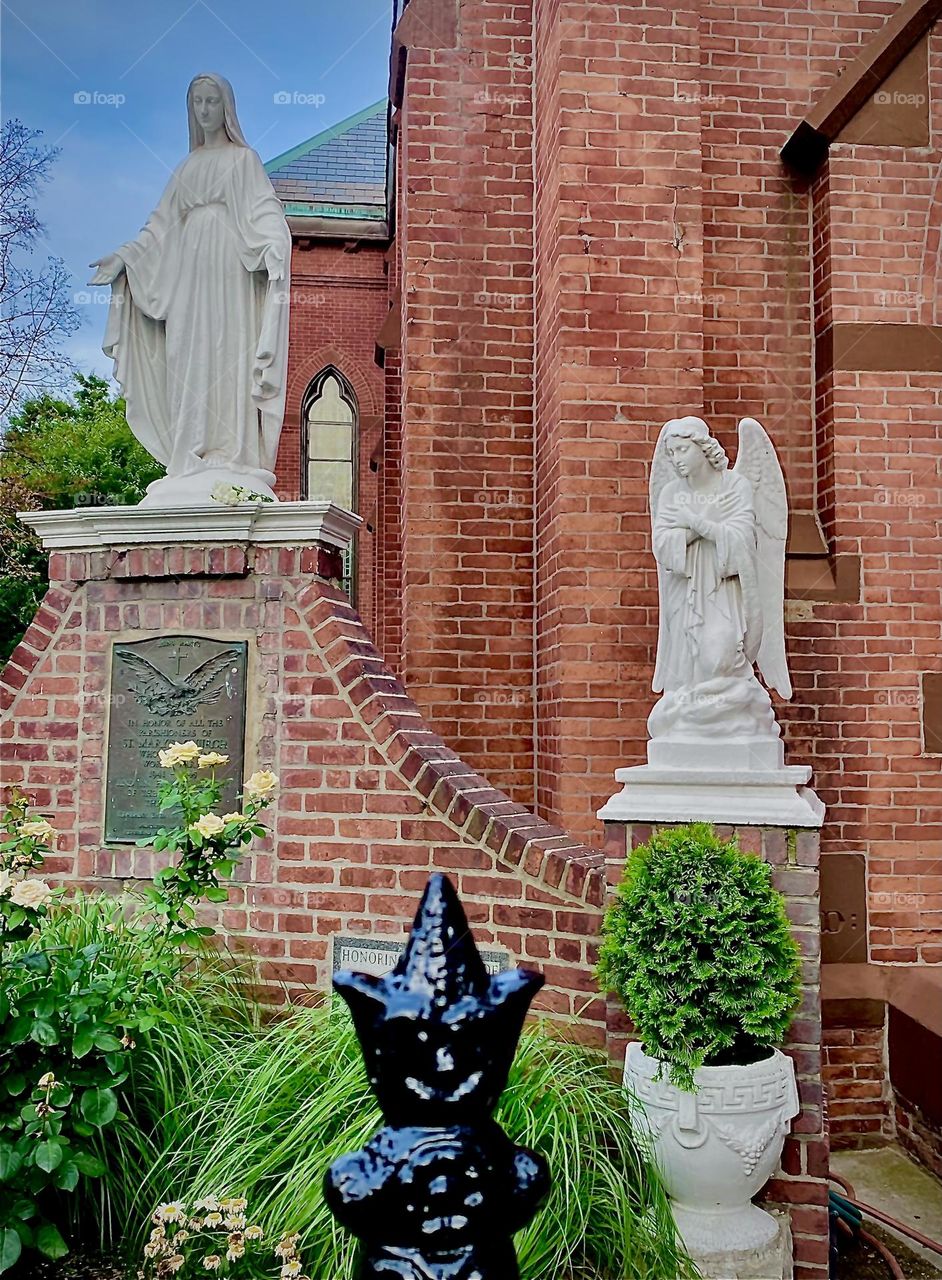 From yet another angle here is another view of the tall winged ivory colored angel statue outside of „Union Baptist Church“ just off „Vernon Jackson Ave“ near the „East River“, „Newtown Creek“ and the „Pulaski Bridge“. 2022. Hypnotic Productions
