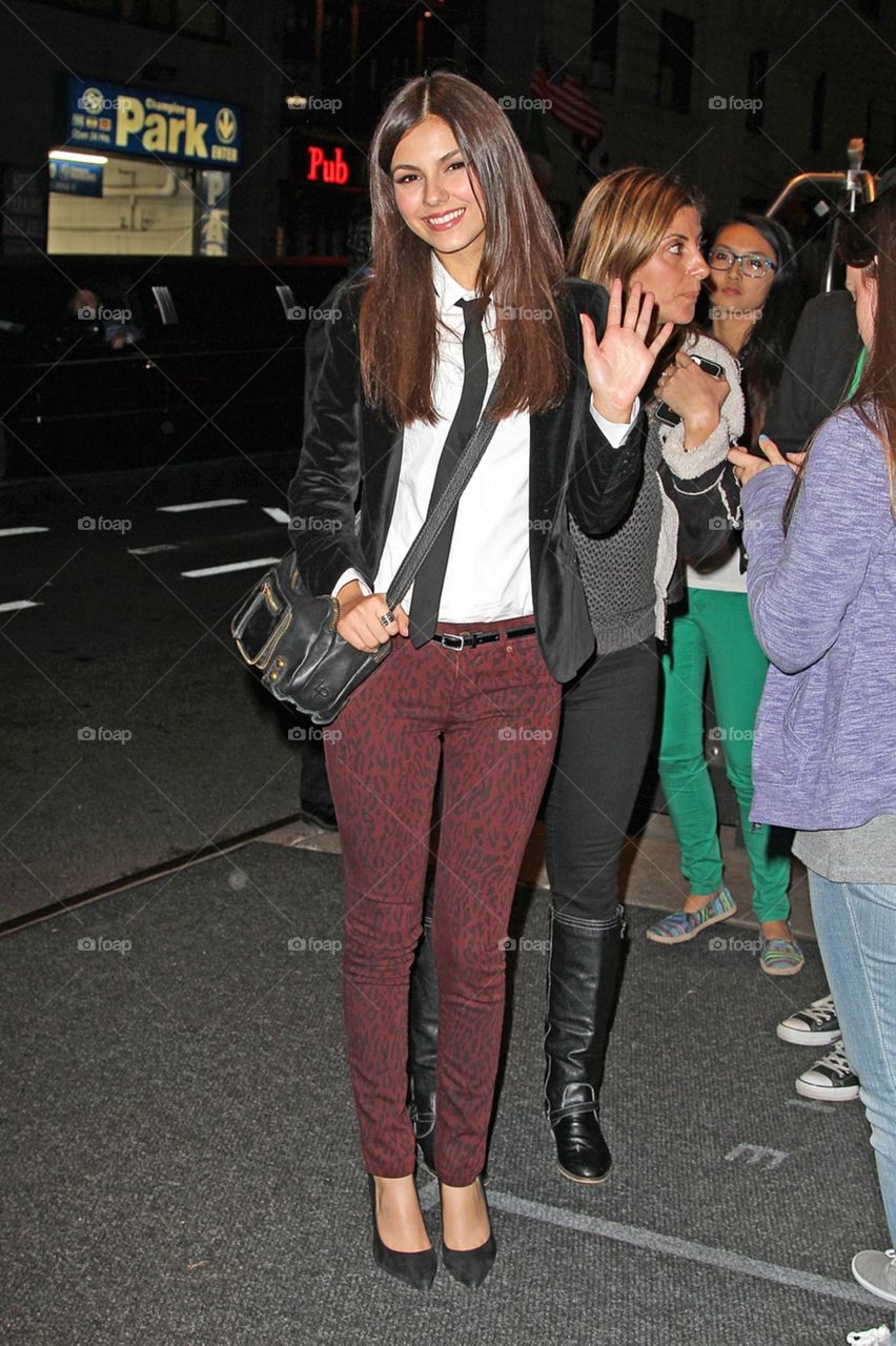picture of Victoria Justice waving at the camera