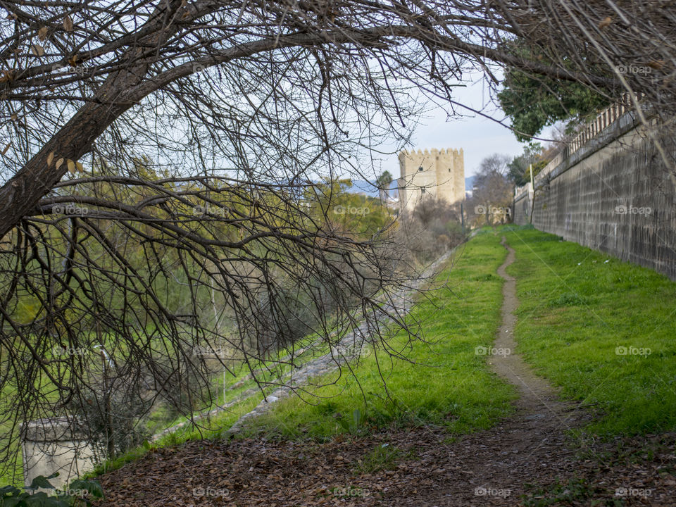 A way along Guadalquivir river takes us to the ancient fortress that keep the bridge.