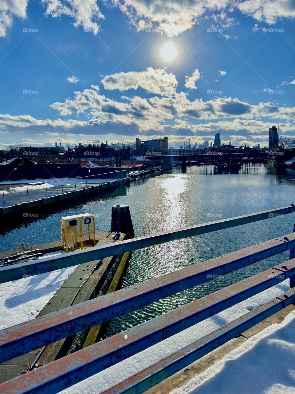 A gorgeous scenery in the bright sunshine presents itself at the „Borden Avenue Bridge“ and „Dutch Kills“, an ocean inlet similar to „Newtown Creek“ by the „Pulaski Bridge“. 2024. Hypnotic Productions