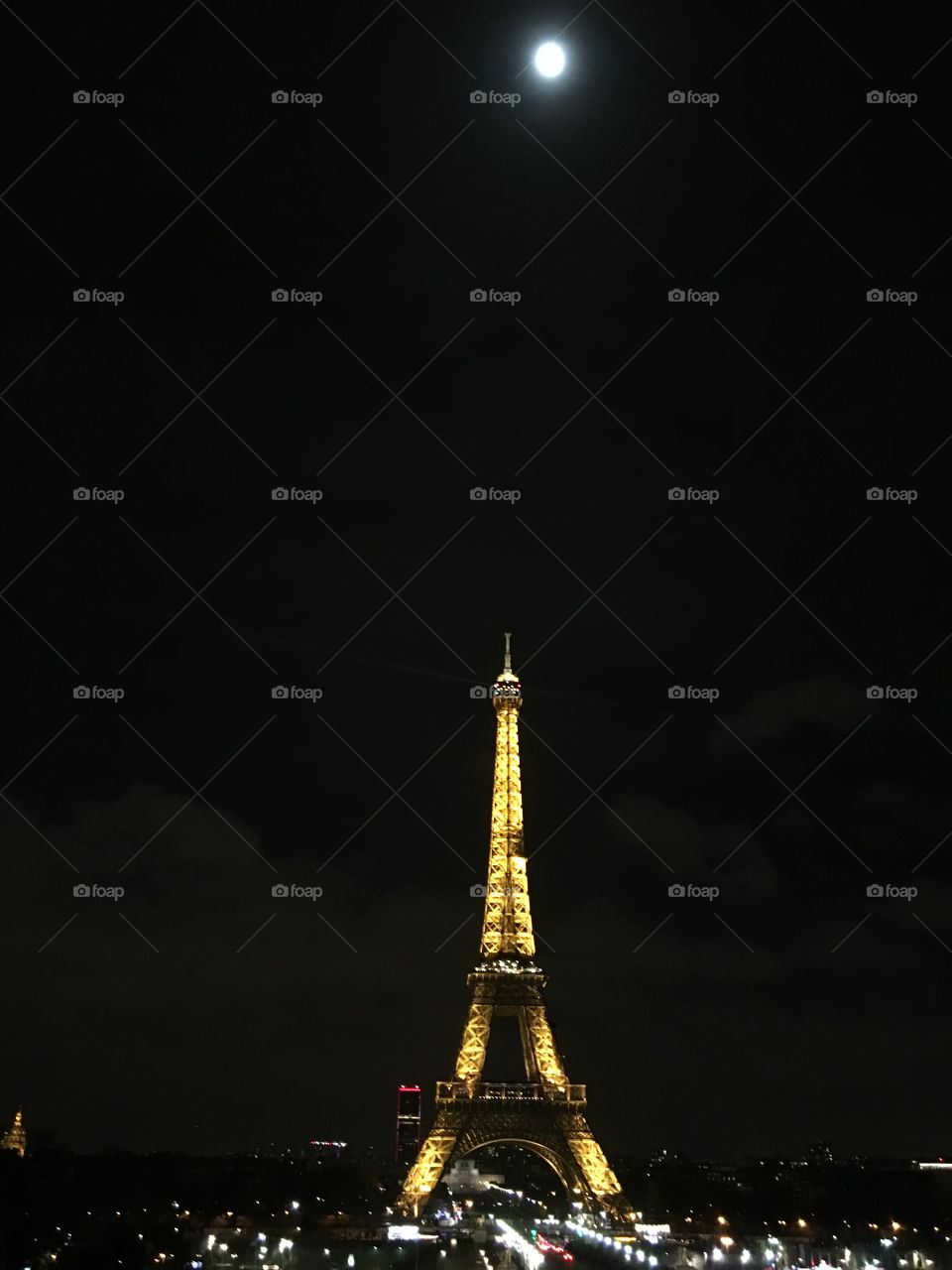 Eiffeltower under the moon