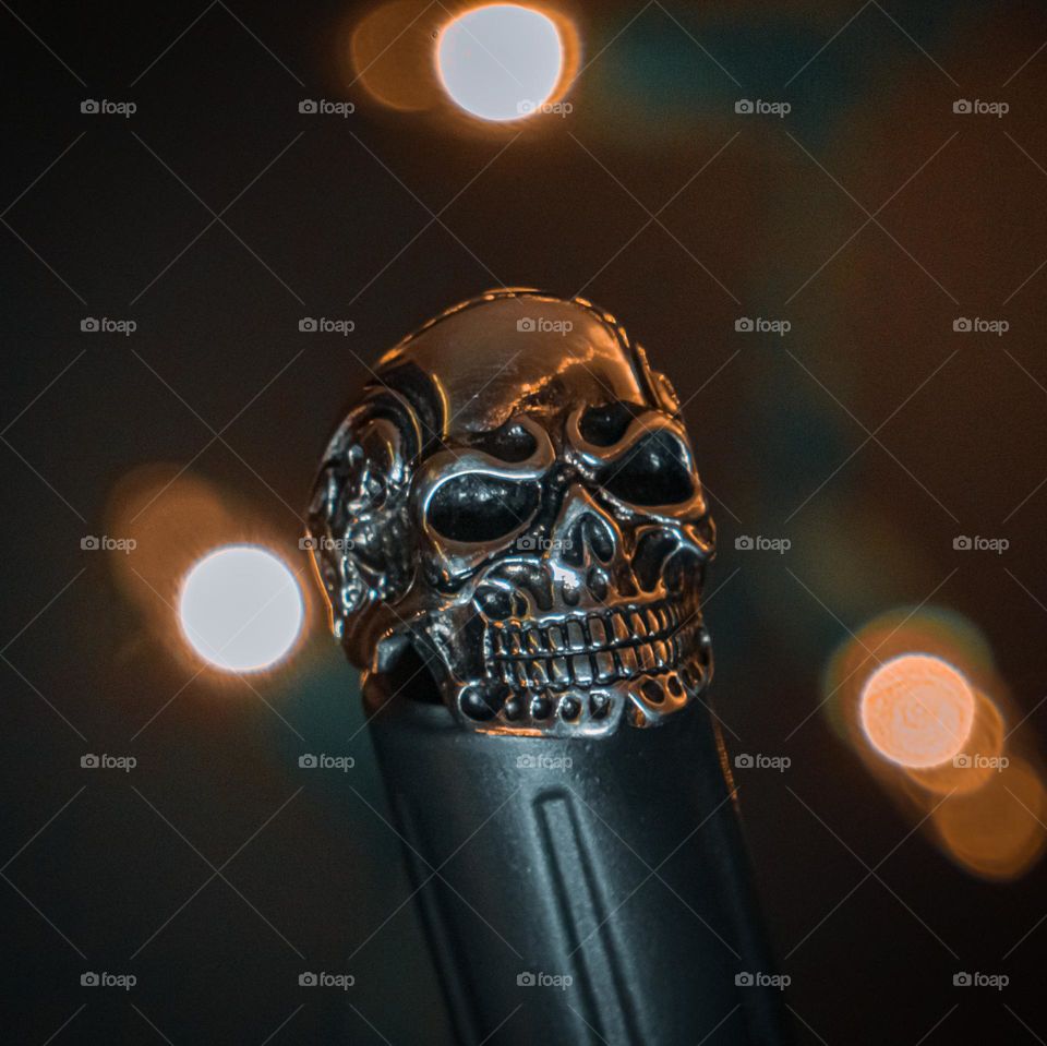 Cold and warm lighting help the subject.