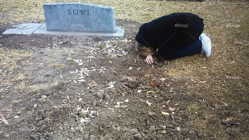 Mourning at the grave 