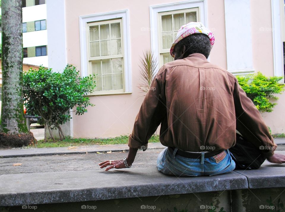 Senhor sentado no jardim da Escola de Belas Artes, da Universidade Federal da Bahia. Salvador/BA.