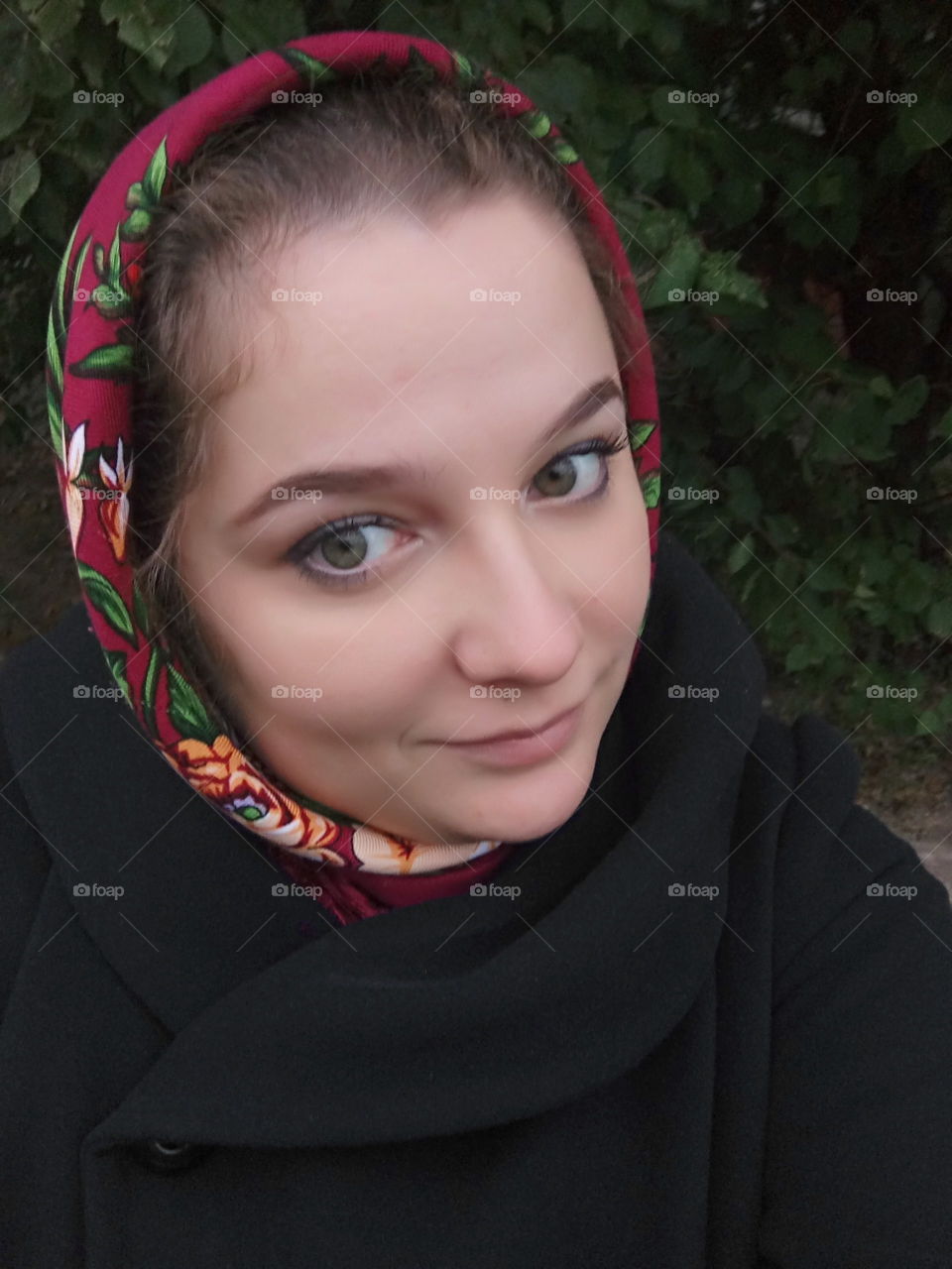 Красивая девушка в русском платке
