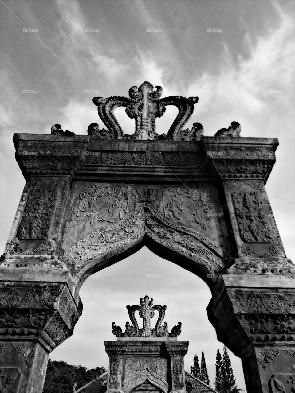 This is a connecting gate into the Balinese kingdom, in Sokesada Park, with Balinese carving patterns