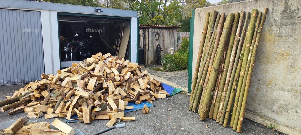 This is the load of firewood that was delivered in „Bavaria“, Germany. Now it has to be transported to a designated storage place where it can be properly stacked for the winter. 2023. Hypnotic Productions