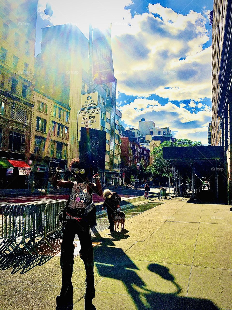 A streetartist in „black face“ with a big Afro hairdo and mirrored sunglasses on holding up a sign reminded me of „George Clinton“ and his feelgood funky dance music band from the 1970s „Parliament Funkadelic“. 2020. Hypnotic Productions