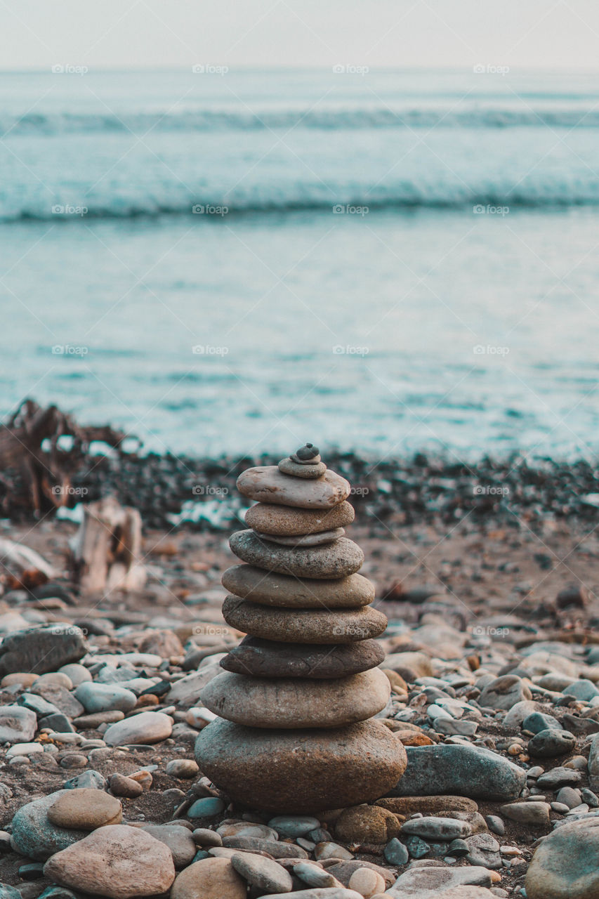 pila de piedras en la playa