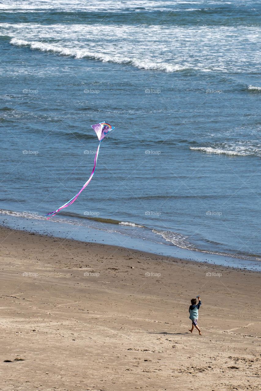 Little kid with a kite in Oregon 