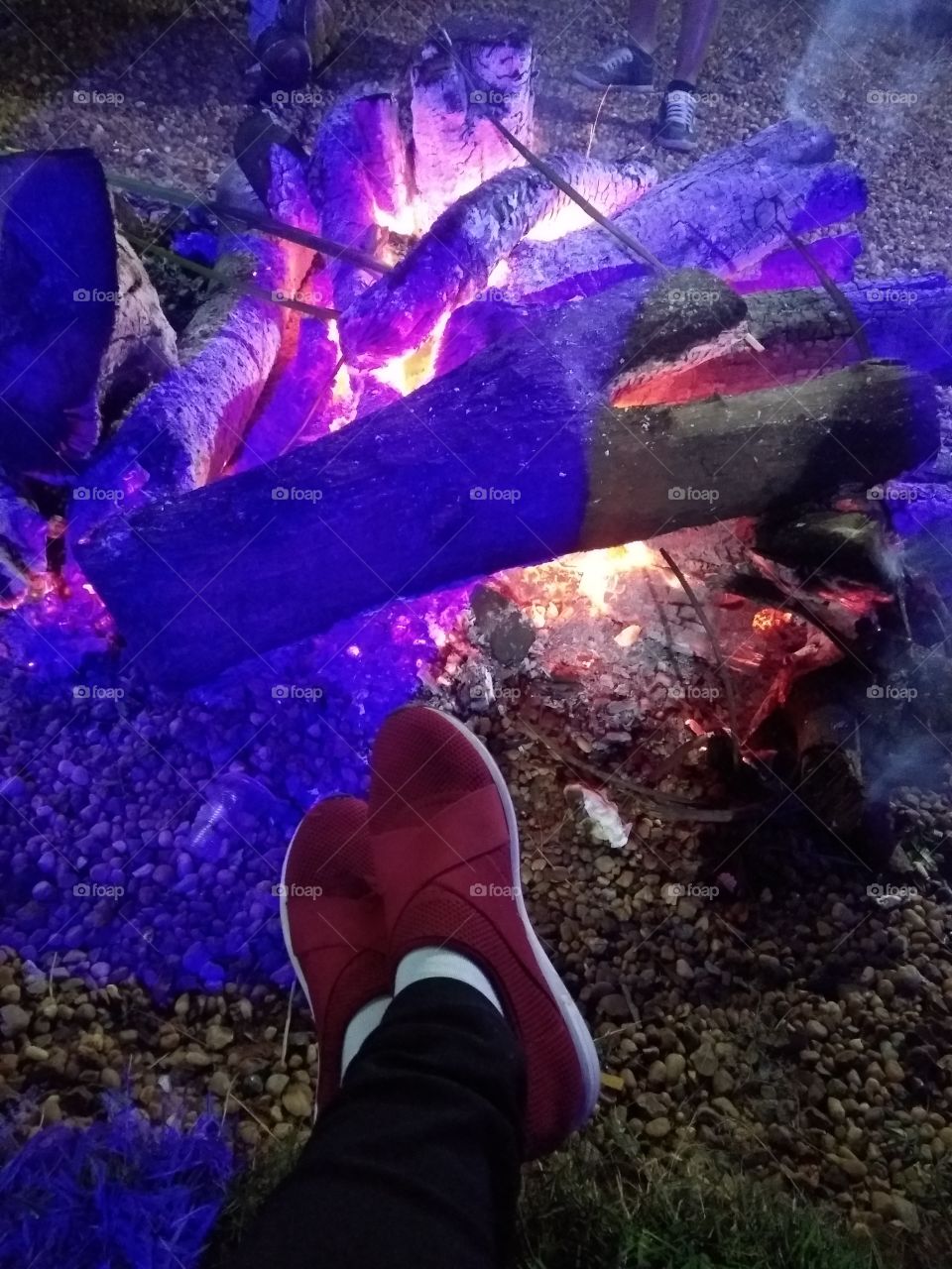 Warming my feet at the fire... Aquecendo meus pés na fogueira...