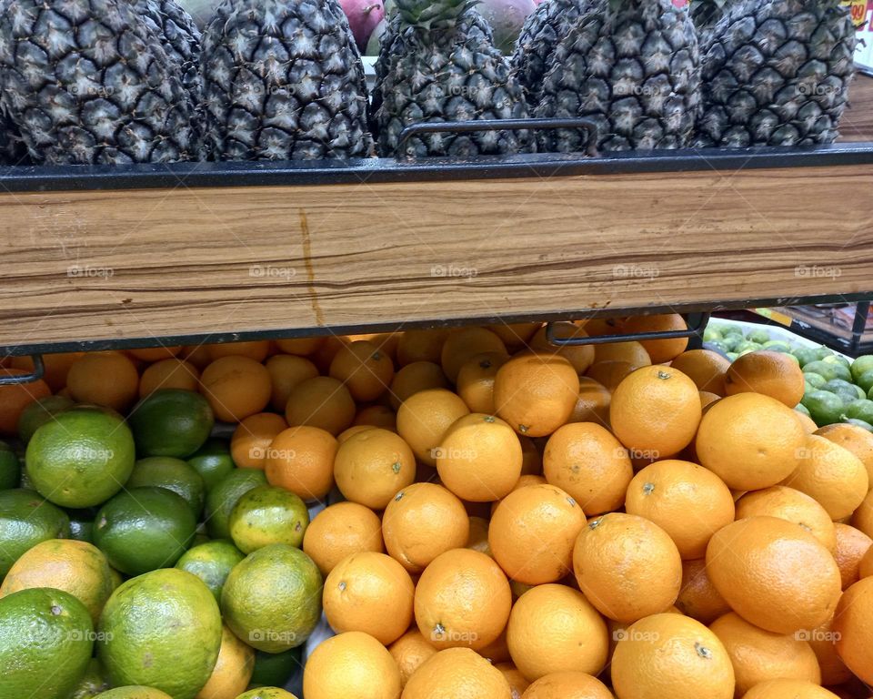 Frutas: abacaxi, laranja e limão, são essenciais para o nosso bem-estar e nossa saúde, pois são  ricas em  Vitamina C , importante nutriente para regular e fortalecer nosso sistema  imunológico
