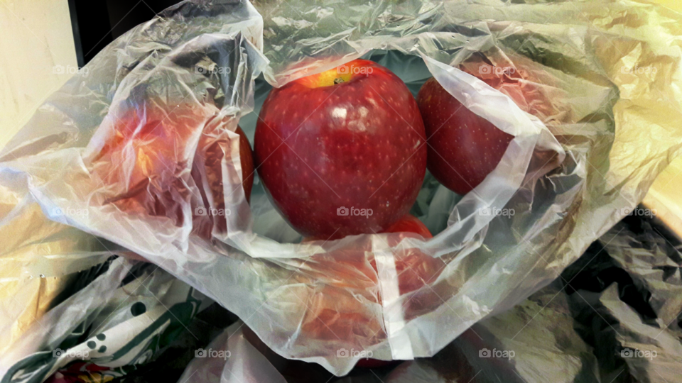 apples in a plastic bag