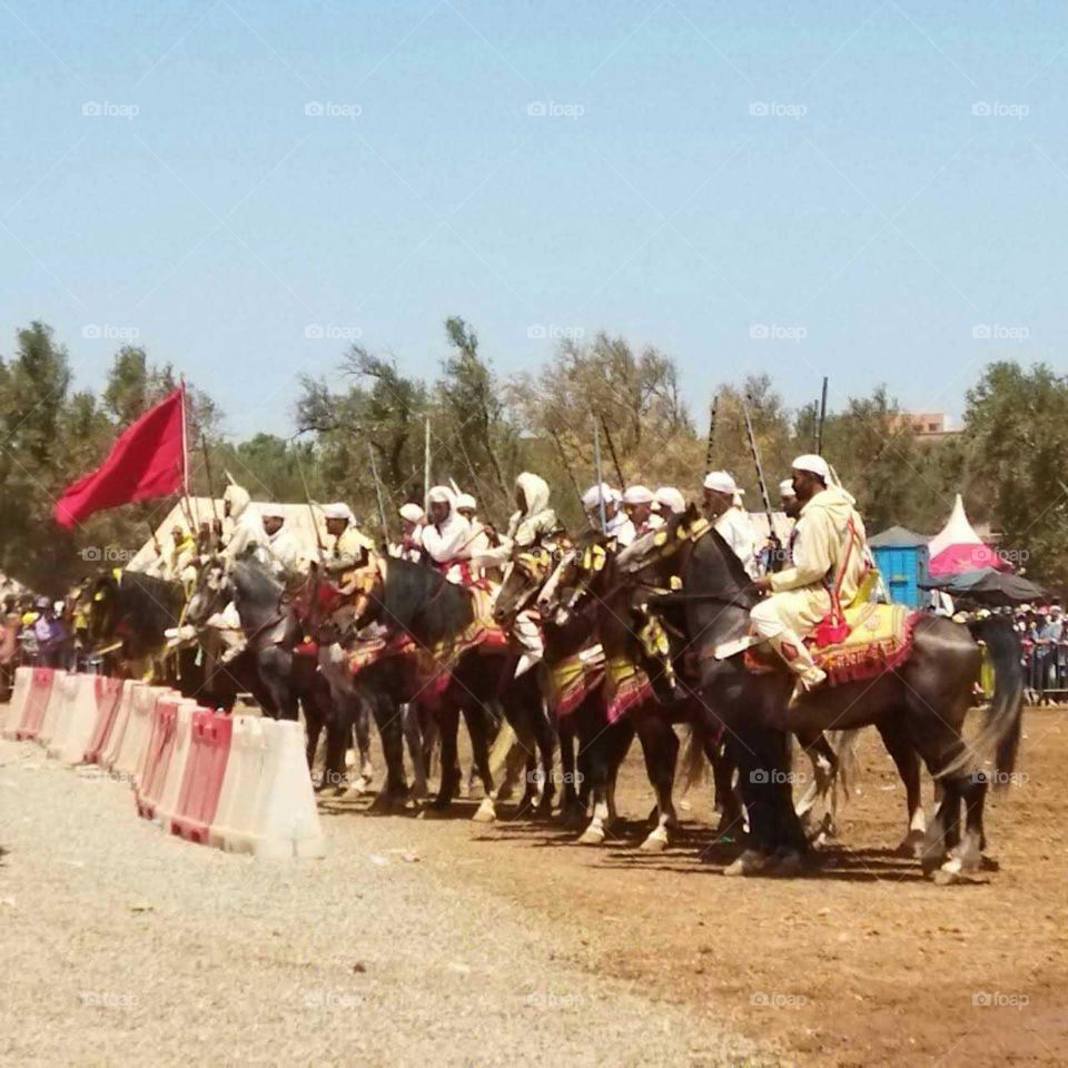 Crowd of people doing race with horses.