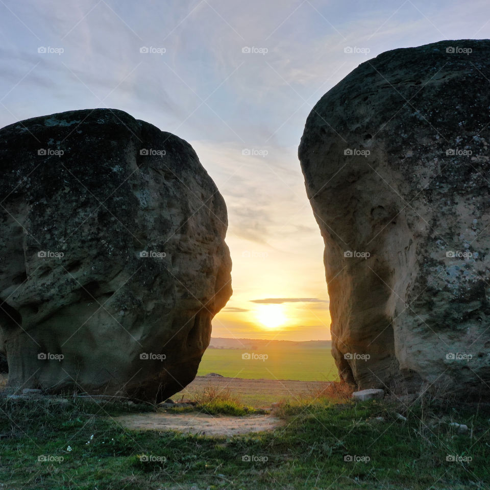 Puesta de sol entre rocas