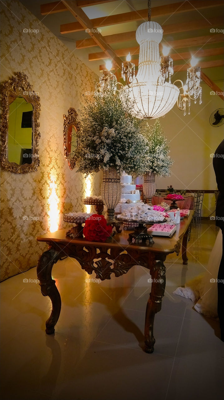 Decoração de festa de casamento. Lustre, iluminação.