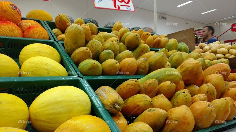 Bonitas frutas, verduras e legumes, quitandas, feira, alimentação e saúde.