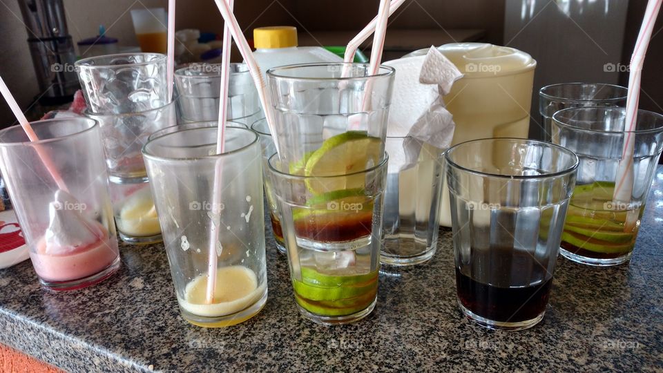 Copos sujos com restos de sucos e outras bebidas em restaurante.
