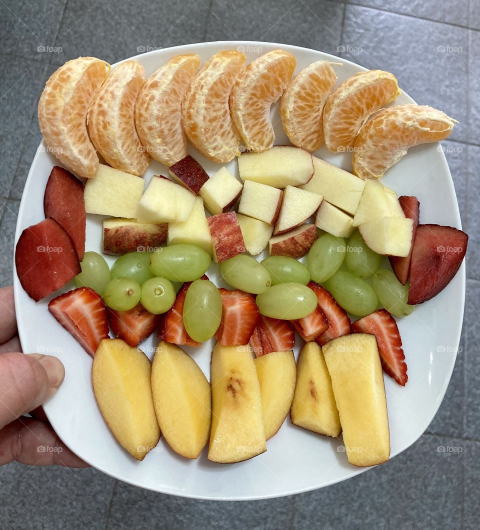 Hoje temos deliciosas frutas, trazendo saúde à mesa: mexerica, ameixa, maça, uva, morango e pêssego!

Today we have delicious fruit, bringing health to the table: tangerine, plum, apple, grape, strawberry and peach!
