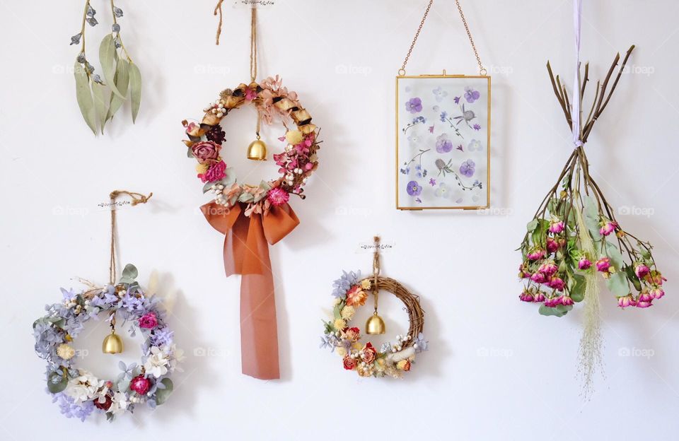 DIY wreath with dry flowers 
