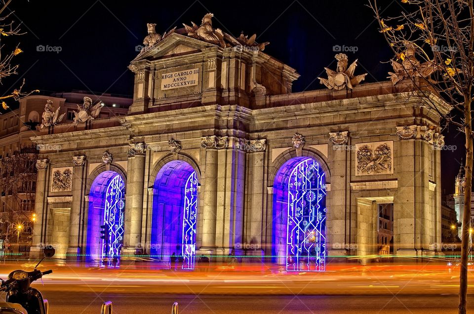 Puerta de Alcalá at night