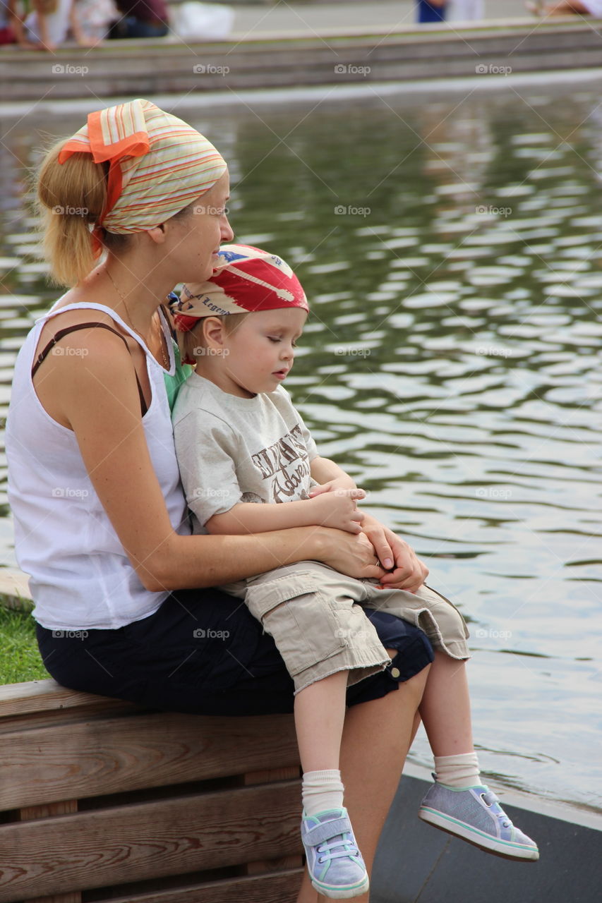 мама с сыном в парке у фонтана