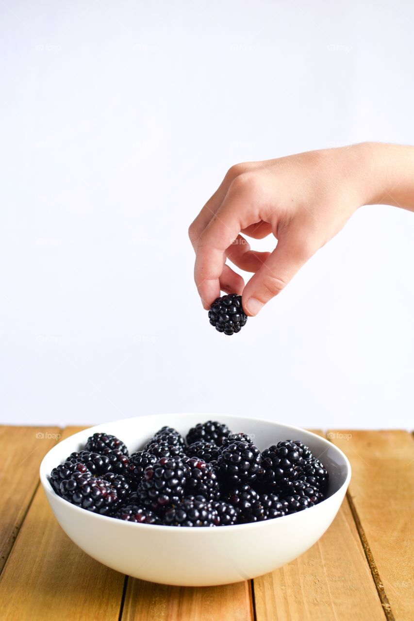 A bowl of juicy fresh blackberries 