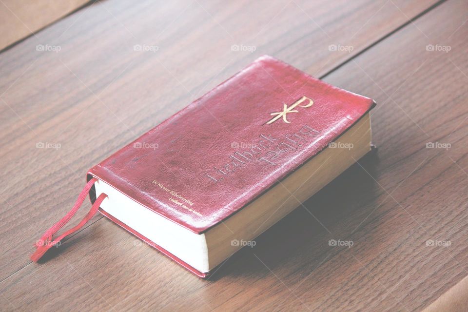 biblia ,mesa,