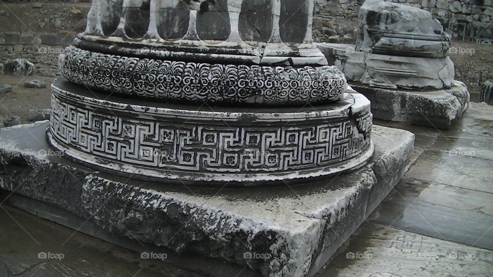 Temple column