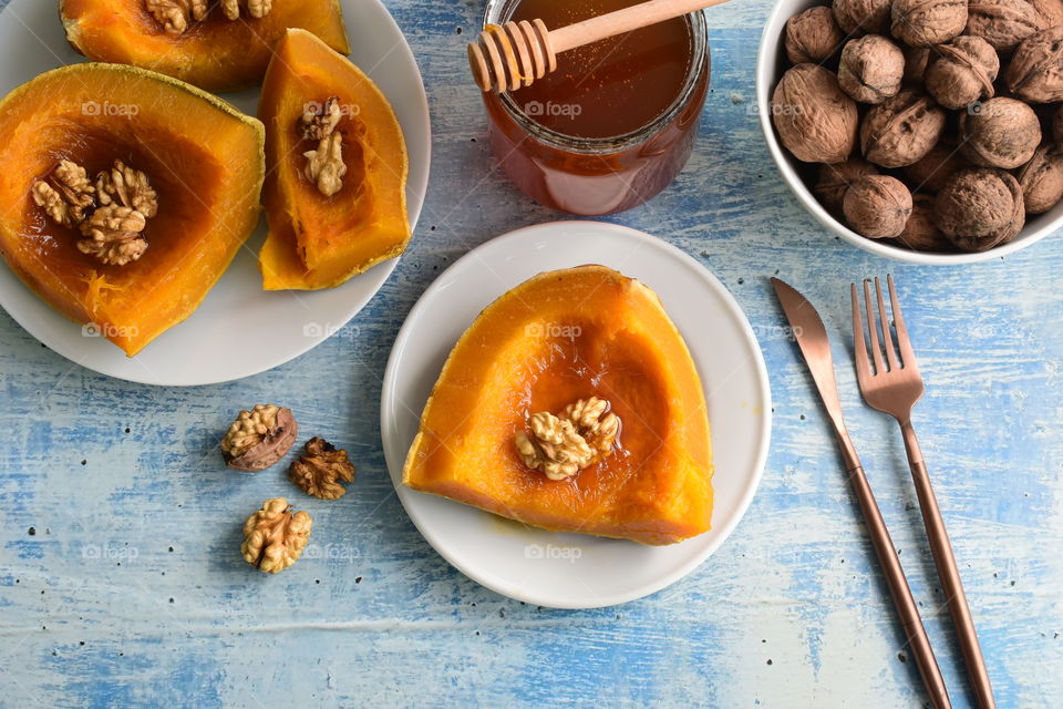 Cooked pumpkin with honey and walnuts 