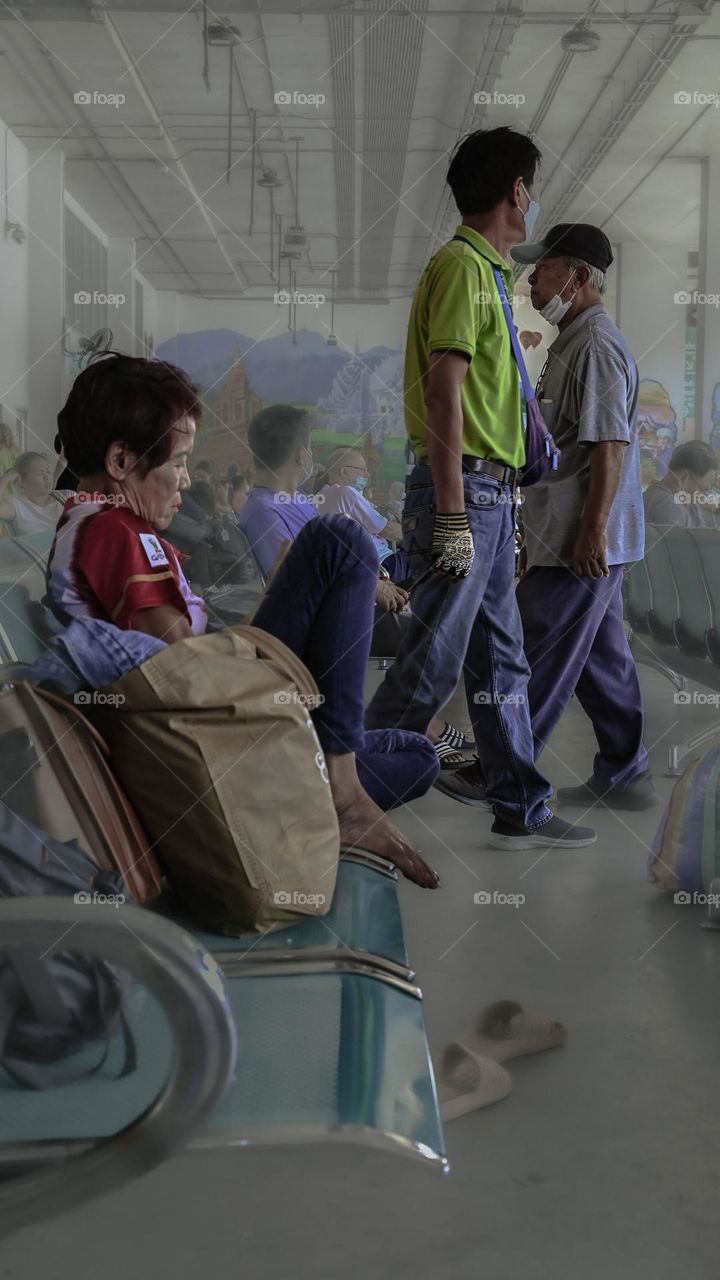 Esperando el bus en Bangkok