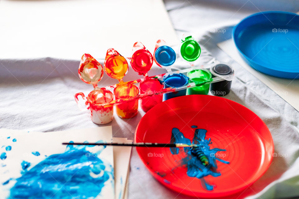 Child while painting at home during the quarantine