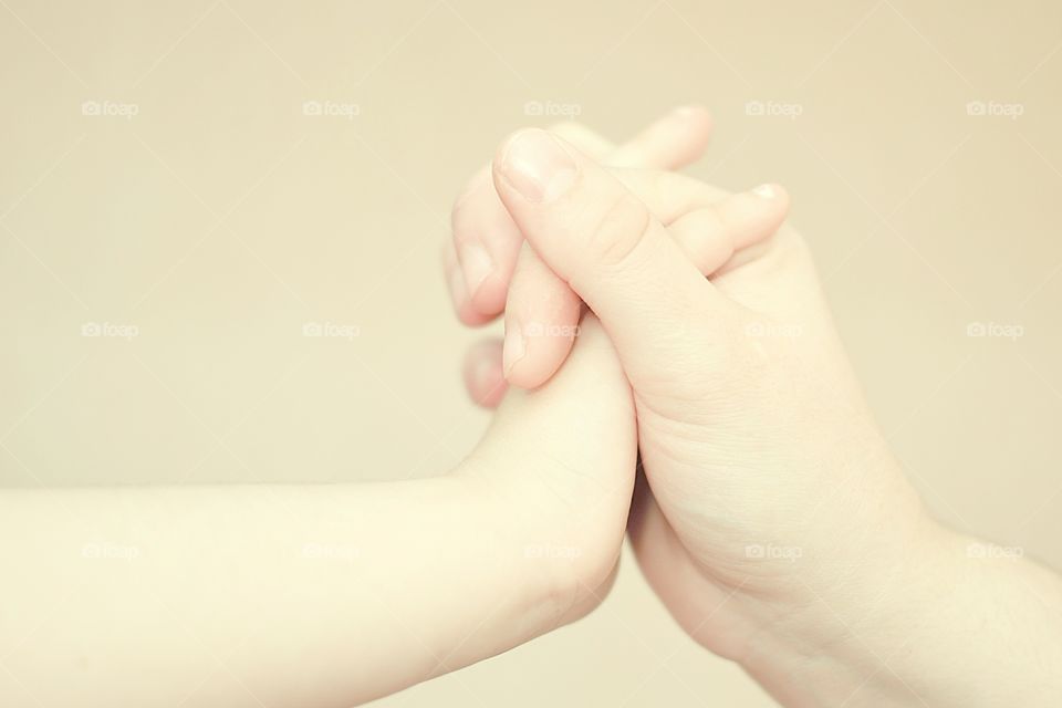 Person's holding baby hands