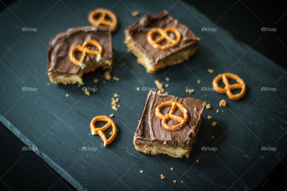 Millionaires shortbread with pretzels 