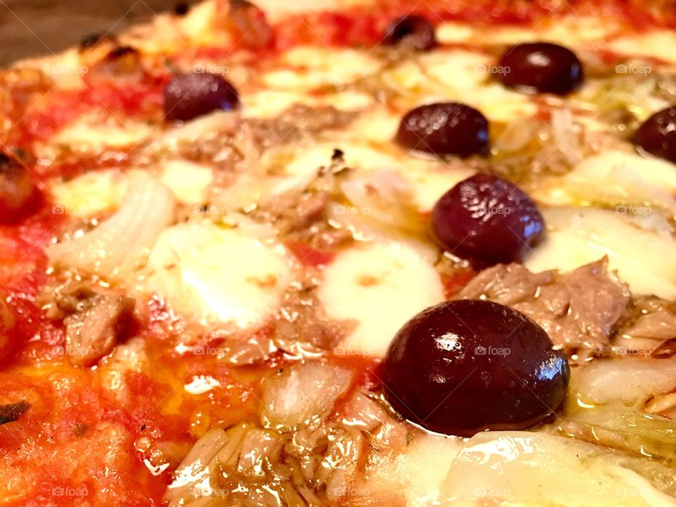 Pizza tuna black olives