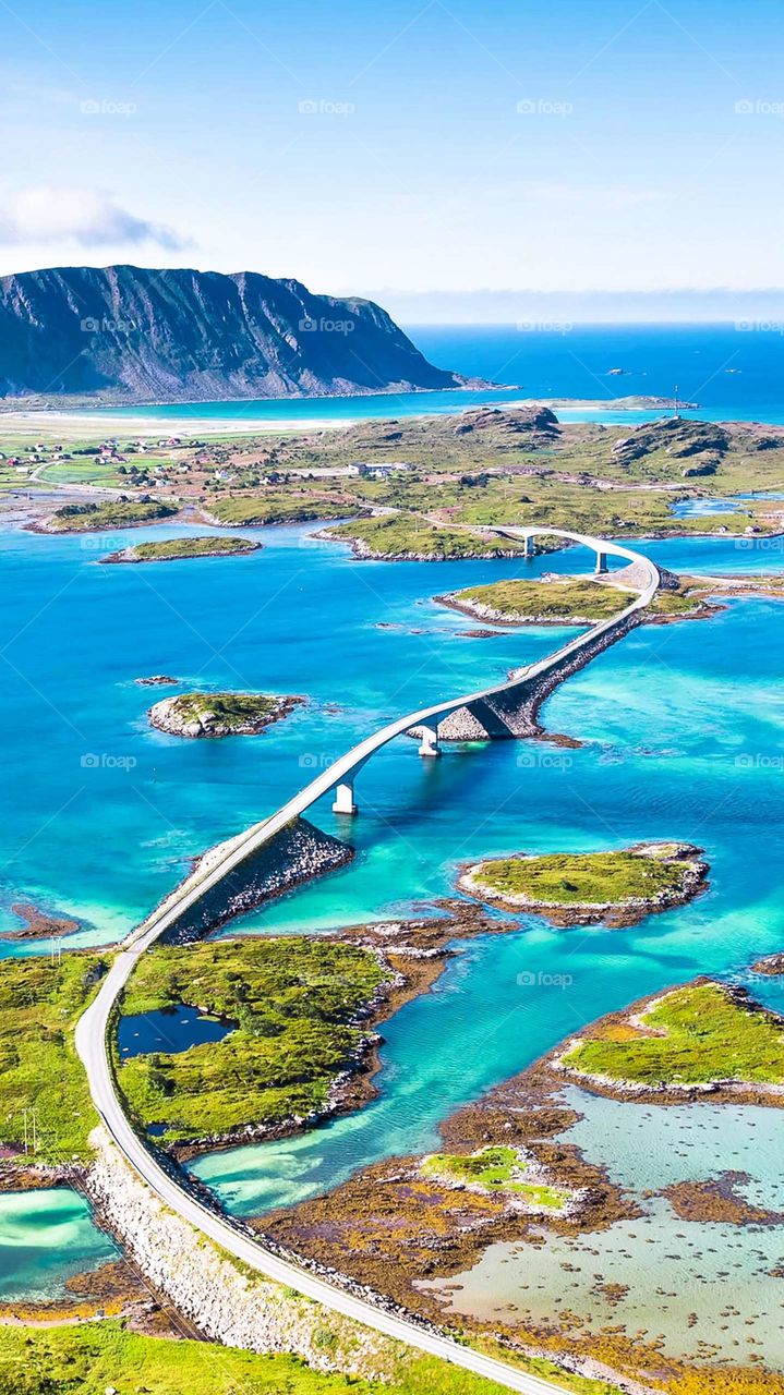 Schönes Foto einer Brücke über einem hervorragenden blauen See